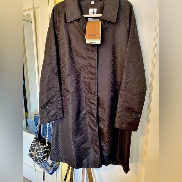 NWT black Burberry trench in subtle and sophisticated TB print - Picture 2 of 11